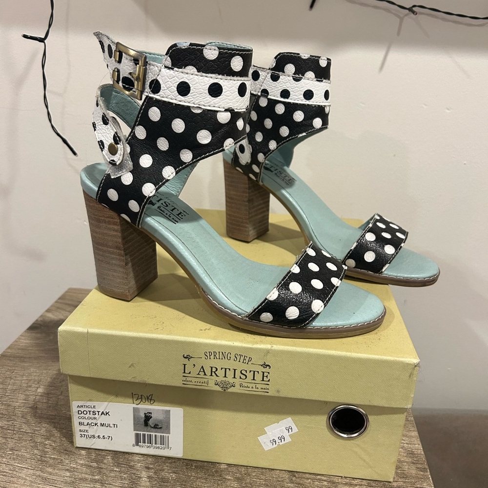 Lartiste Dotstak heeled sandal